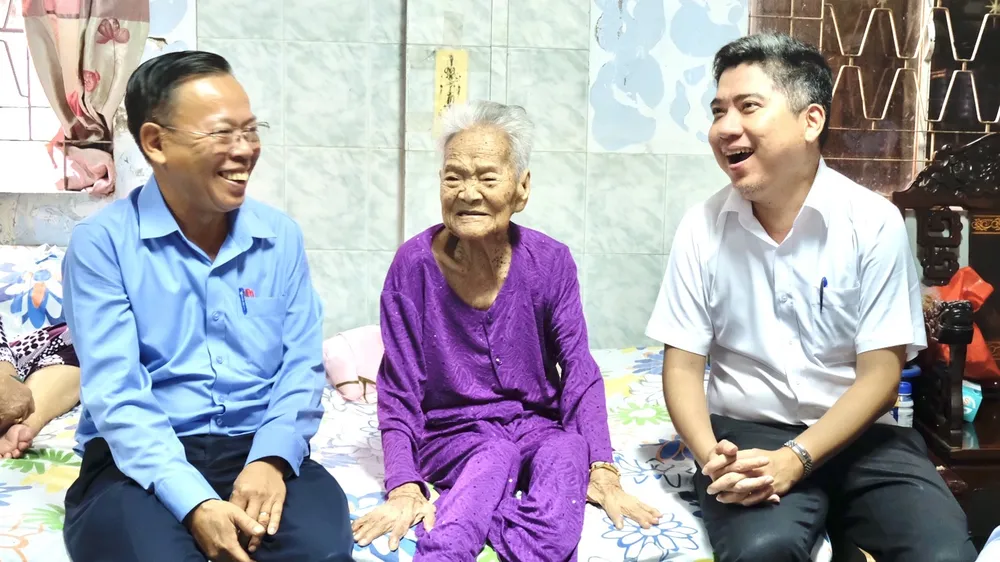 Lãnh đạo TPHCM thăm hỏi gia đình chính sách, người có công