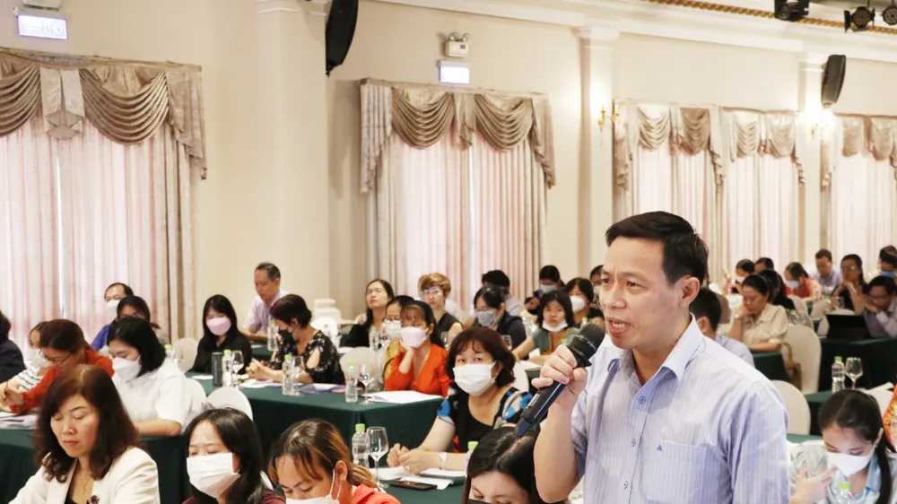 Đại diện doanh nghiệp đặt câu hỏi tại hội nghị