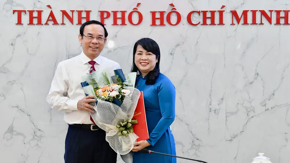 Bí thư Thành ủy TPHCM Nguyễn Văn Nên trao quyết định cho đồng chí Trần Kim Yến. Ảnh: VIỆT DŨNG