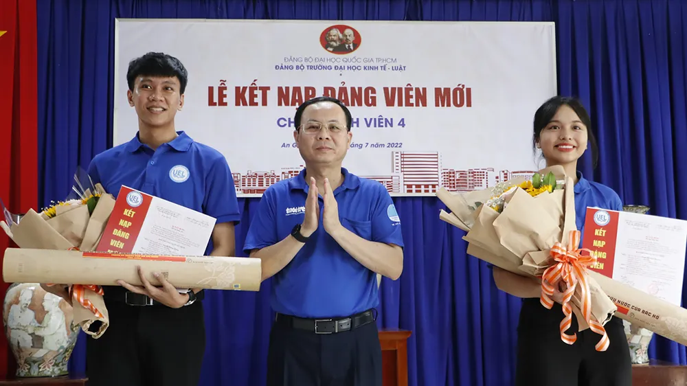 Kết nạp Đảng cho chiến sĩ tình nguyện tại tỉnh An Giang