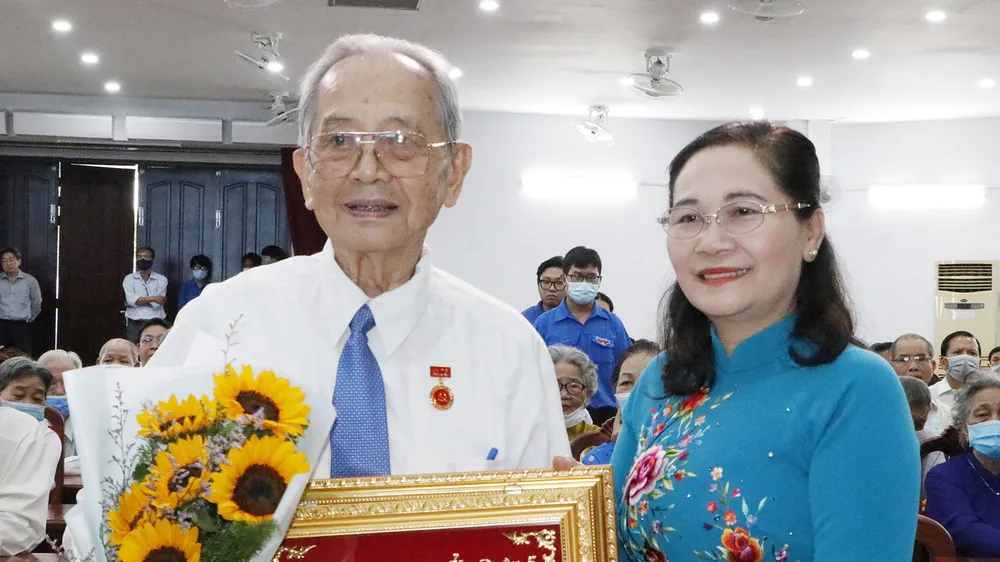 Chủ tịch HĐND TPHCM Nguyễn Thị Lệ trao Huy hiệu Đảng cho các đảng viên cao tuổi đảng tại quận 5