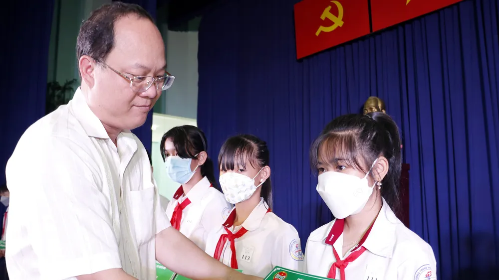 Trao học bổng Lương Định Của cho 923 em học sinh, sinh viên nghèo vượt khó