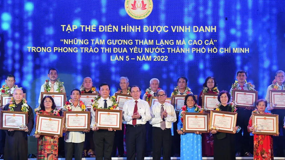 Bí thư Thành ủy TPHCM Nguyễn Văn Nên tuyên dương các tập thể “tấm gương thầm lặng mà cao cả”. Ảnh: VIỆT DŨNG