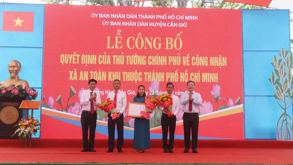 UBND huyện Cần Giờ (TPHCM) tổ chức lễ công bố và đón nhận quyết định của Thủ tướng Chính phủ về công nhận xã Long Hòa là xã An toàn khu thuộc TPHCM.