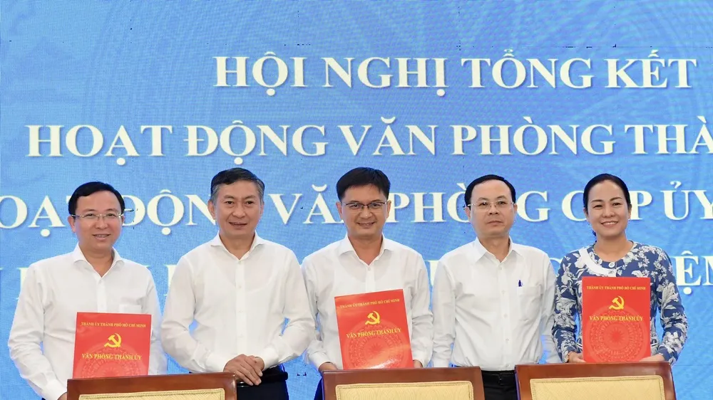Phó Chánh Văn phòng Trung ương Đảng Lê Khánh Toàn và Phó Bí thư Thành ủy TPHCM Nguyễn Văn Hiếu chứng kiến lễ ký kết quy chế phối hợp giữa Văn phòng Thành ủy TPHCM, Văn phòng UBND TPHCM, Văn phòng Đoàn đại biểu Quốc hội và HĐND TPHCM. Ảnh: VIỆT DŨNG