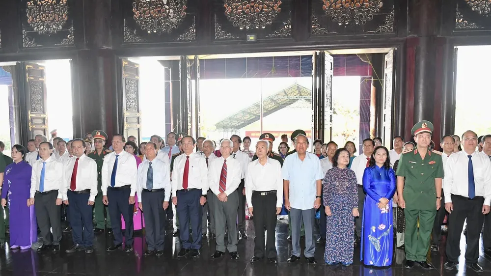 Đoàn lãnh đạo, nguyên lãnh đạo Đảng, Nhà nước và TPHCM dâng hoa, dâng hương tại Đền Tưởng niệm Liệt sĩ Bến Dược, Đền tưởng niệm Khu truyền thống cách mạng Sài Gòn - Chợ Lớn - Gia Định. Ảnh: VIỆT DŨNG