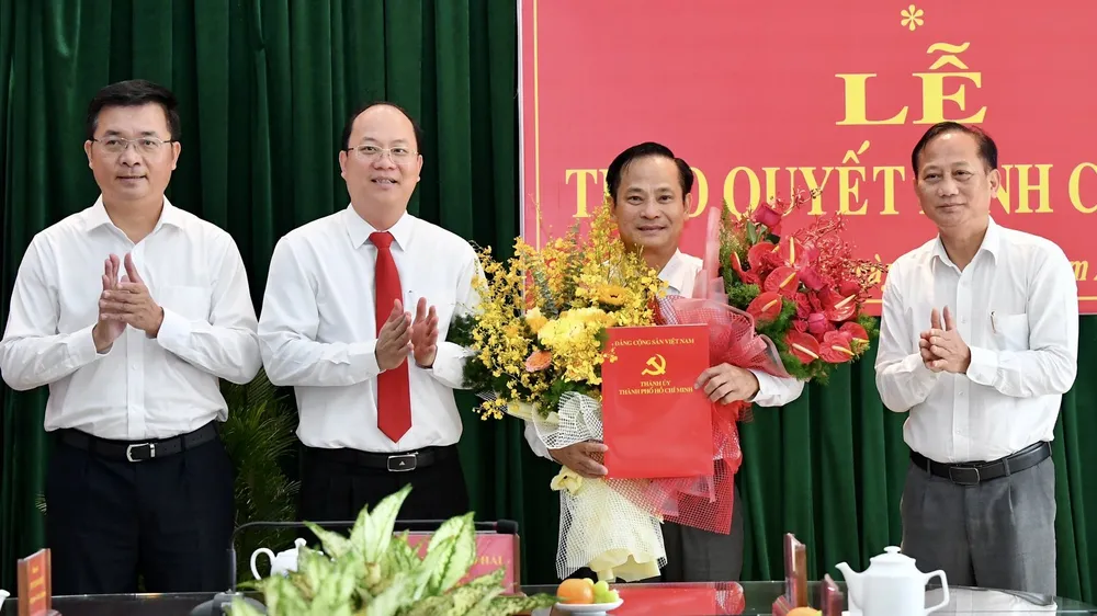 Thành ủy TPHCM trao quyết định cán bộ ở huyện Bình Chánh