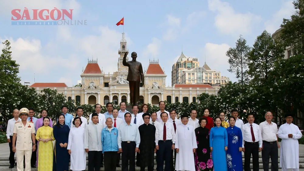 Lãnh đạo TPHCM dâng hương tưởng nhớ Chủ tịch Hồ Chí Minh