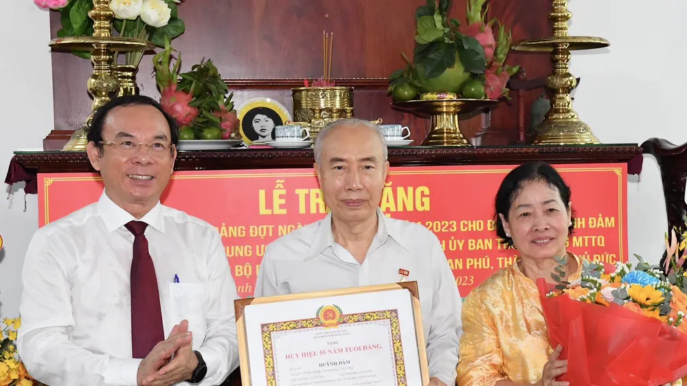 Bí thư Thành ủy TPHCM Nguyễn Văn Nên trao Huy hiệu 55 năm tuổi Đảng cho đồng chí Huỳnh Đảm