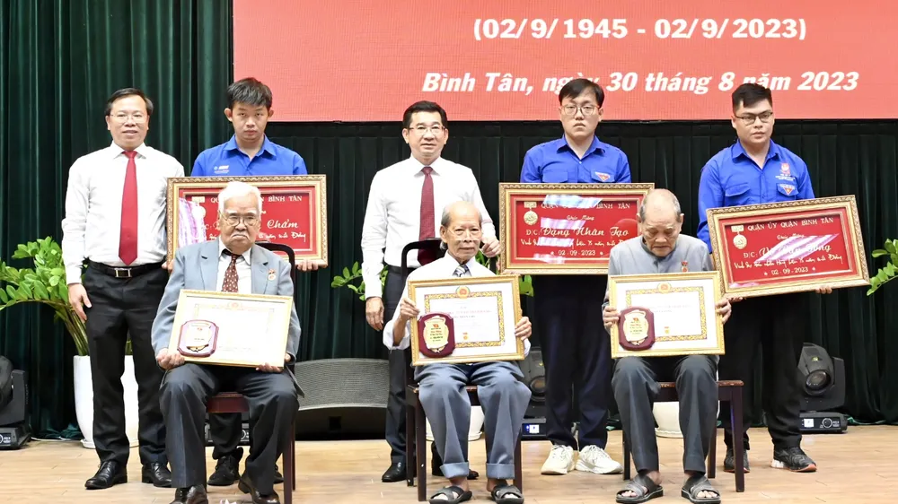 Đảng viên cao tuổi Đảng là tấm gương sáng cho thế hệ trẻ noi theo