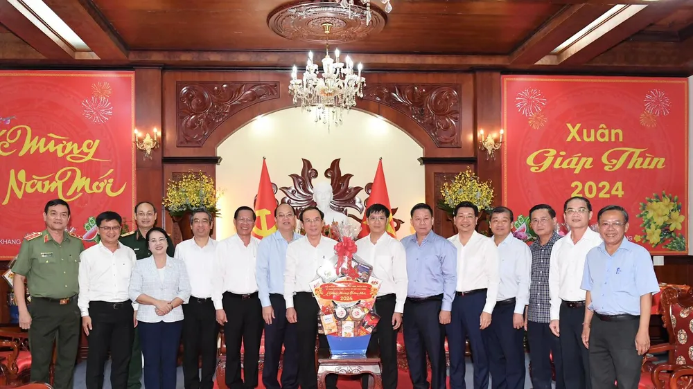 Lãnh đạo TPHCM thăm, chúc tết và tặng quà bà con tỉnh Tây Ninh