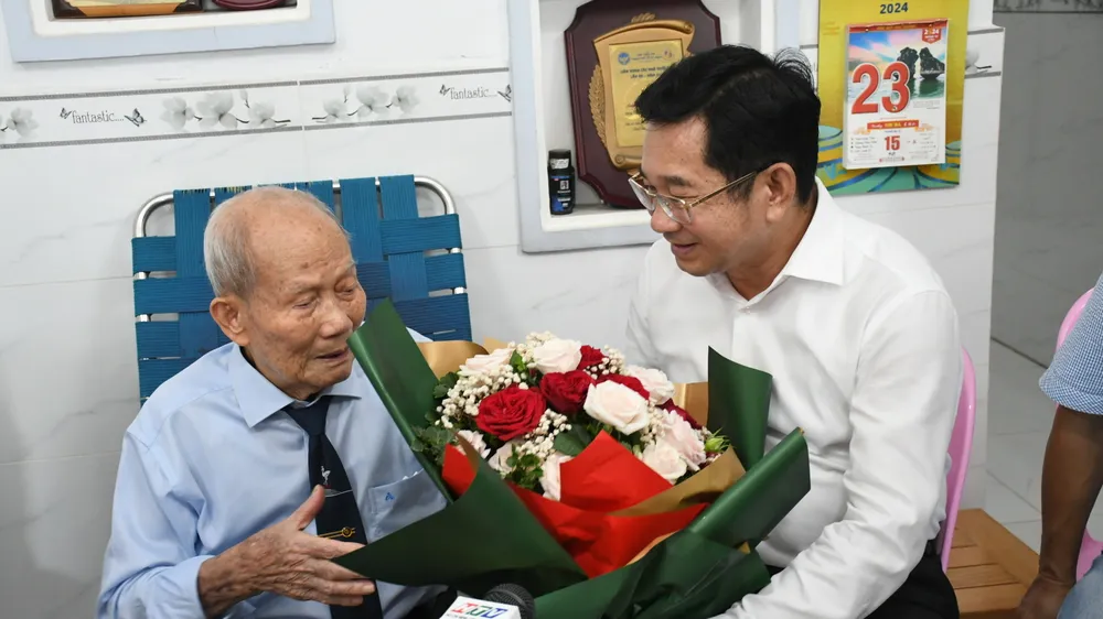 Chủ nhiệm Ủy ban Kiểm tra Thành ủy TPHCM Dương Ngọc Hải thăm hỏi các chiến sĩ Điện Biên