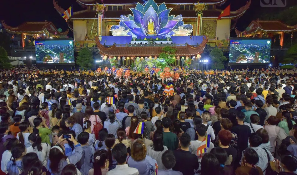 Hàng ngàn người cung rước Đức Phật 
