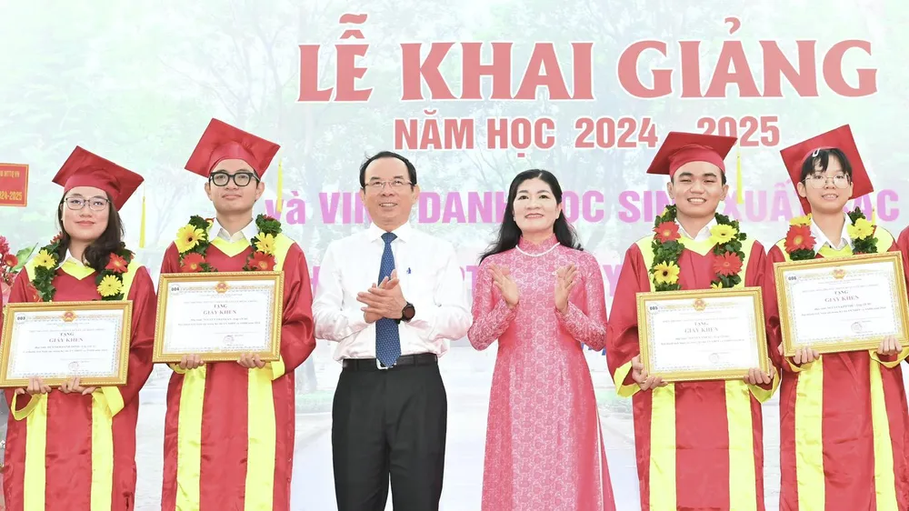 Bí thư Thành ủy TPHCM Nguyễn Văn Nên dự lễ khai giảng tại Trường THPT chuyên Lê Hồng Phong