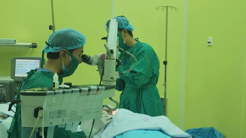 Mổ mắt miễn phí cho người dân thuộc diện chính sách