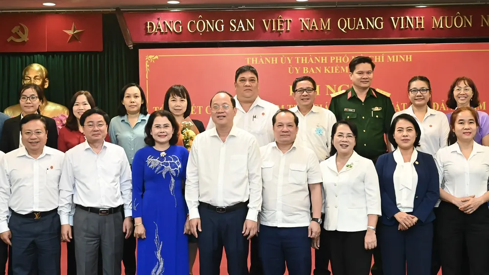 Phó Chủ nhiệm UBKT Trung ương Nguyễn Văn Quyết và Phó Bí thư Thường trực Thành ủy TPHCM Nguyễn Hồ Hải dự hội nghị