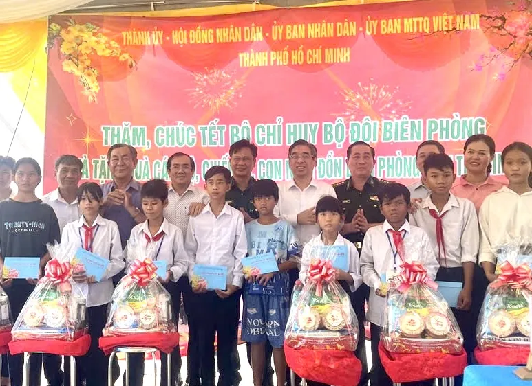 Lãnh đạo TPHCM chúc tết, tặng quà đến cán bộ, chiến sĩ, con nuôi Đồn Biên phòng tỉnh Trà Vinh