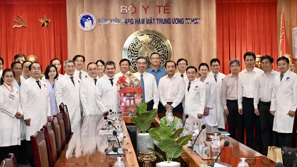 Đồng chí Nguyễn Phước Lộc thăm và chúc tết các cơ sở y tế trên địa bàn thành phố