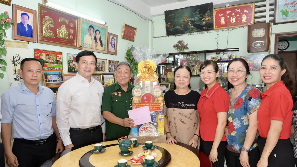 Đoàn ĐBQH TPHCM thăm, tri ân người trực tiếp tham gia Chiến dịch Hồ Chí Minh