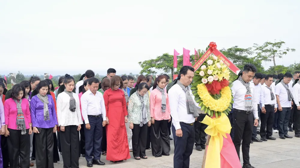 Đoàn đại biểu UBKT Thành ủy TPHCM dâng hoa, dâng hương Mẹ Việt Nam Anh hùng
