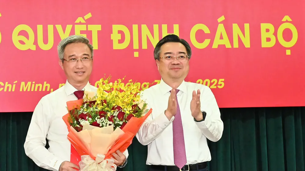 Phó Bí thư Thường trực Thành ủy TPHCM Nguyễn Thanh Nghị trao quyết định của Bộ Chính trị về chuẩn y đồng chí Đặng Minh Thông giữ chức Phó Bí thư Thành ủy TPHCM. Ảnh: VIỆT DŨNG