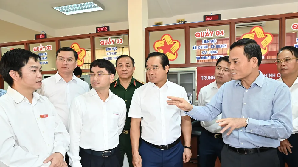 Bí thư Thành ủy TPHCM Trần Lưu Quang khảo sát Trung tâm Phục vụ hành chính công đặc khu Côn Đảo