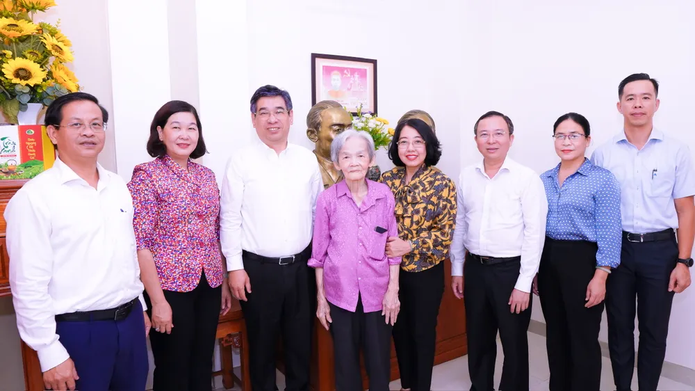 Đoàn lãnh đạo TPHCM dâng hương cố Tổng Bí thư Lê Hồng Phong