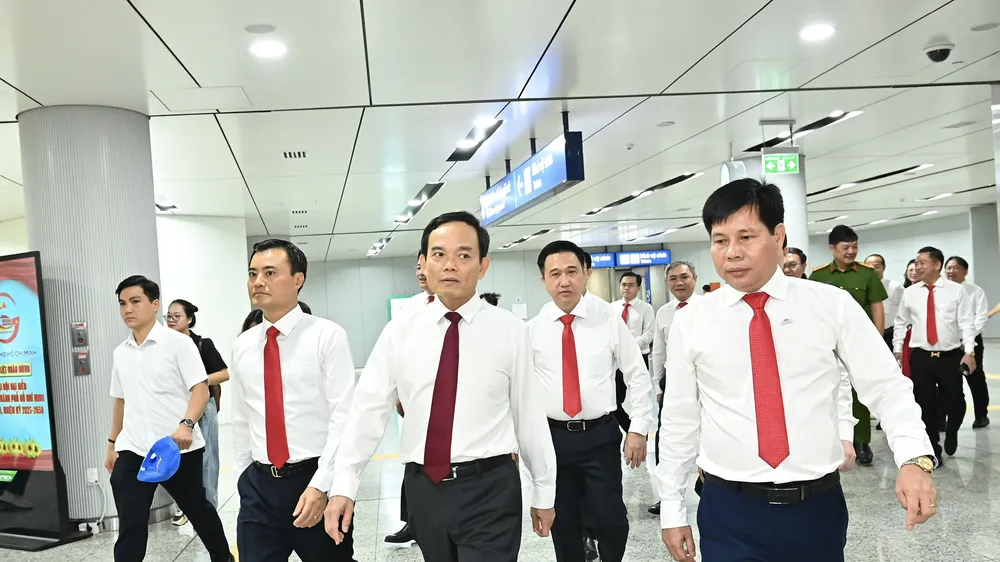 Đoàn đại biểu dự Đại hội Đảng bộ TPHCM lần thứ I tham quan tuyến Metro Bến Thành - Suối Tiên