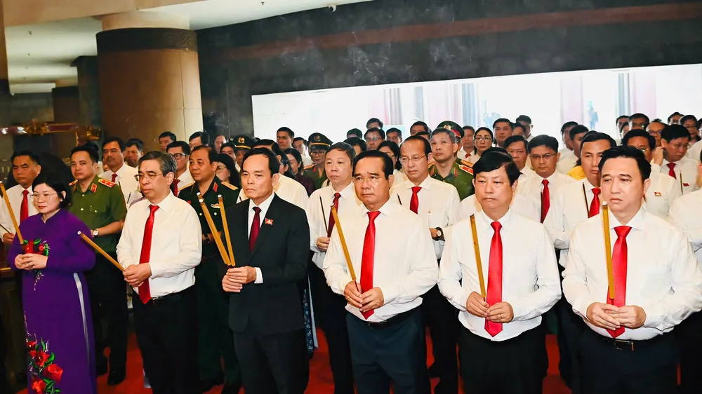 Đoàn đại biểu Đại hội Đảng bộ TPHCM lần thứ I dâng hương tưởng nhớ các Vua Hùng