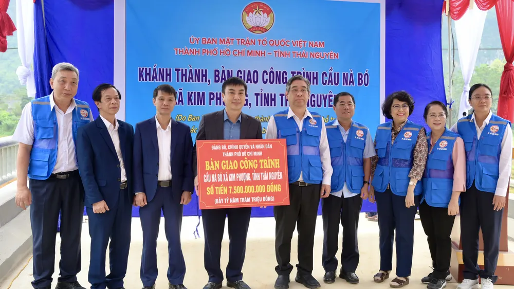 Đồng chí Nguyễn Phước Lộc cùng đoàn công tác dự lễ khánh thành, bàn giao công trình cầu Nà Bó. Ảnh: VĂN MINH