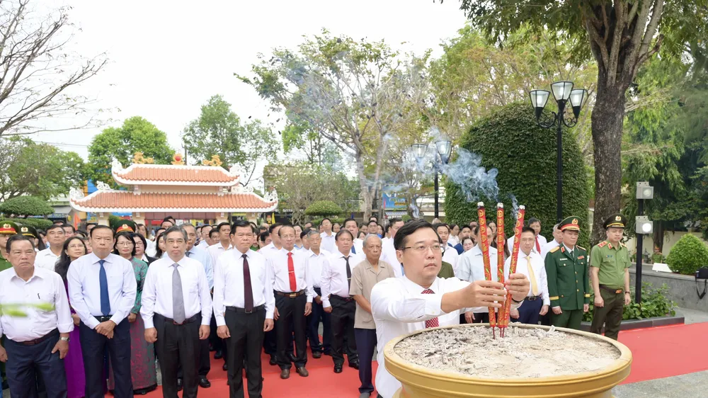 Lãnh đạo TPHCM dâng hoa, dâng hương tưởng nhớ Anh hùng liệt sĩ Võ Thị Sáu