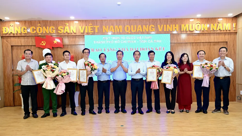 Ủy ban MTTQ Việt Nam TPHCM trao kinh phí xây nhà đại đoàn kết tại tỉnh Cà Mau