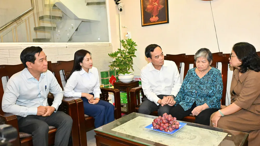 Bí thư Thành ủy TPHCM Trần Lưu Quang thăm các gia đình chính sách tiêu biểu