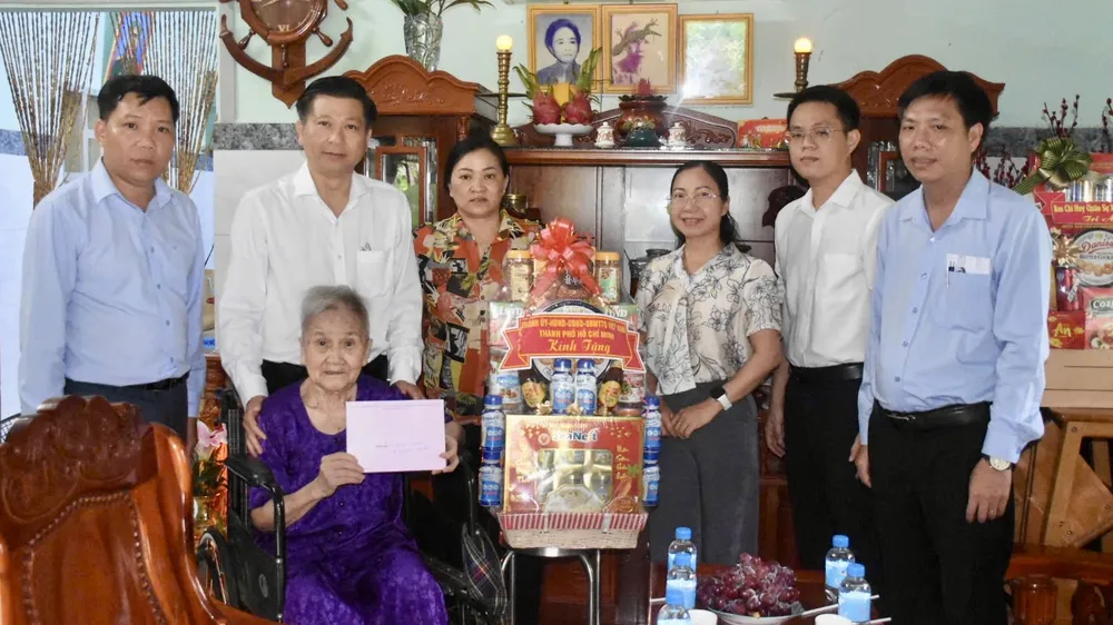 Trưởng Ban Nội chính Thành ủy TPHCM thăm các gia đình chính sách tiêu biểu