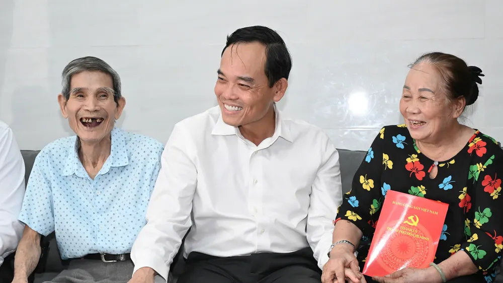 Bí thư Thành ủy TPHCM Trần Lưu Quang thăm gia đình chính sách tại Côn Đảo