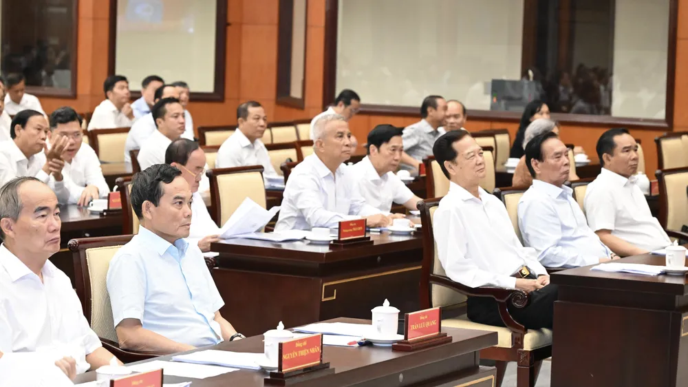 Các đồng chí lãnh đạo, nguyên lãnh đạo Đảng, Nhà nước và TPHCM cùng các đại biểu dự Hội nghị toàn quốc triển khai thực hiện một số nghị quyết, chỉ thị của Bộ Chính trị tại điểm cầu TPHCM. Ảnh: VIỆT DŨNG