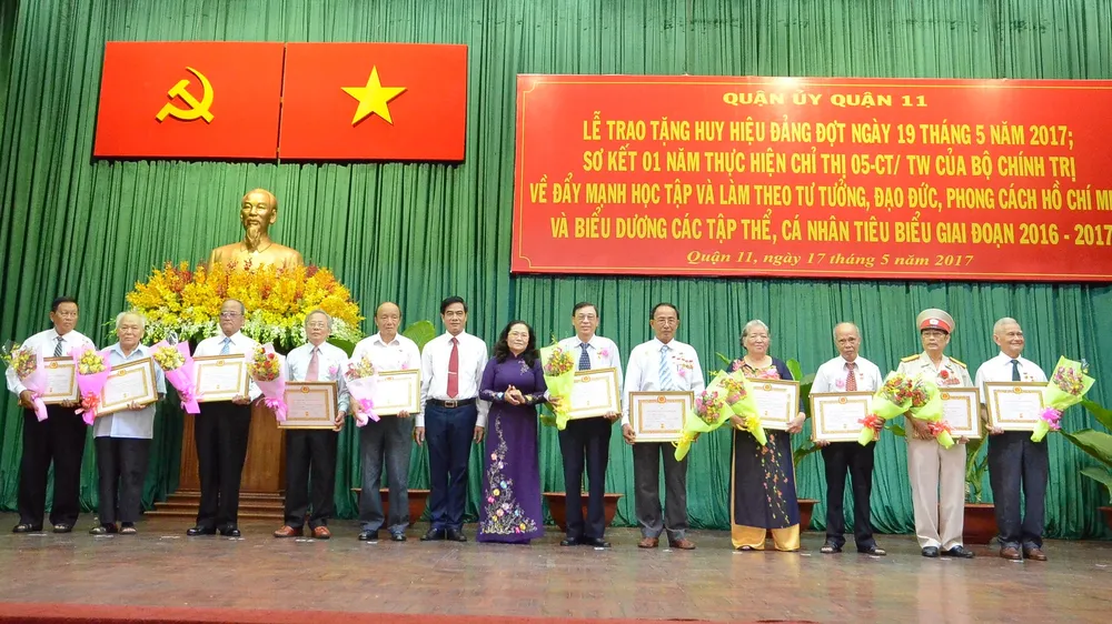 Quận 11 trao Huy hiệu Đảng đợt 19-5-2017