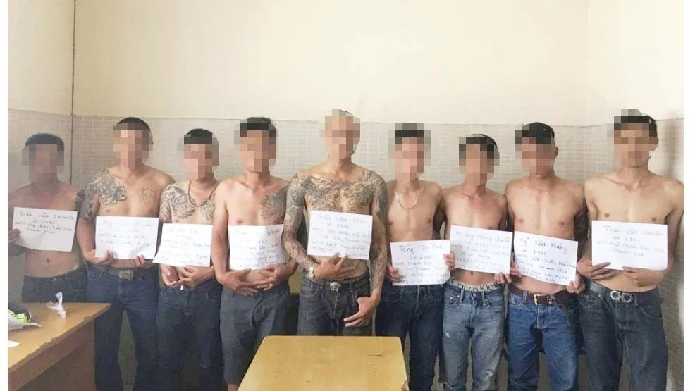 Các đối tượng tham gia bắt giữ người trái pháp luật.