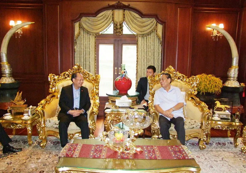 Đồng chí Tất Thành Cang thăm hỏi sức khỏe đồng chí Choummaly Sayason