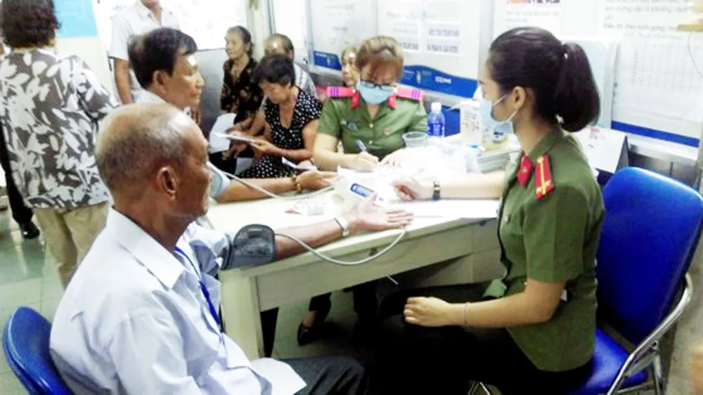 Bệnh nhân được khám trước khi phẫu thuật