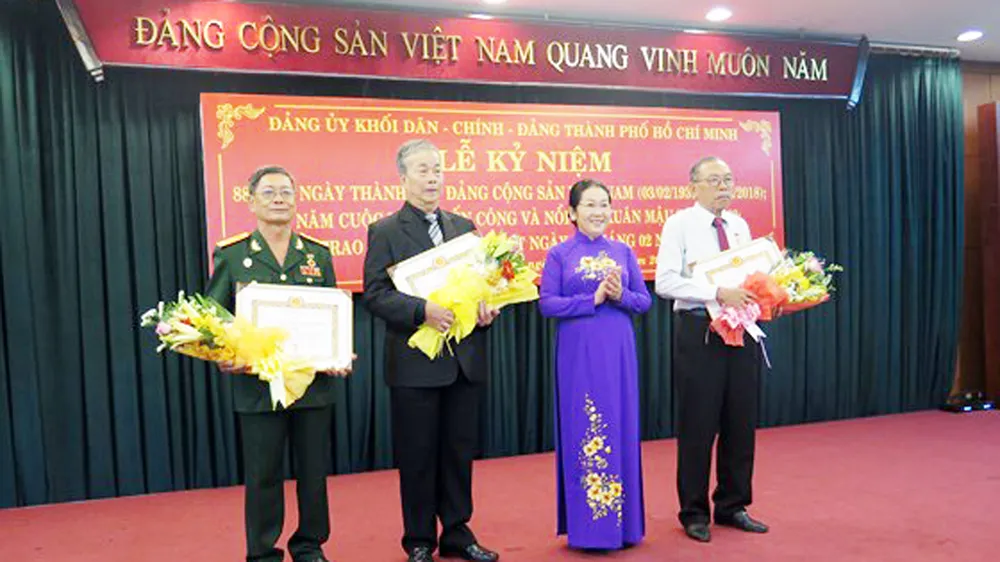 Trong khó khăn, Đảng càng khẳng định bản lĩnh