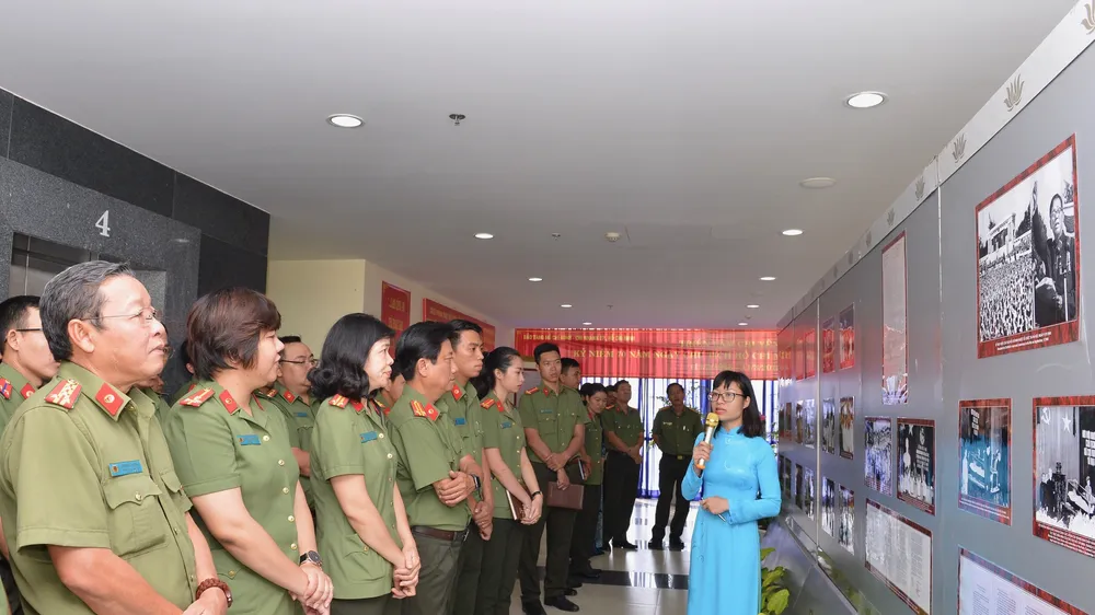 Triển lãm ảnh công an nhân dân thực hiện 6 điều Bác dạy
