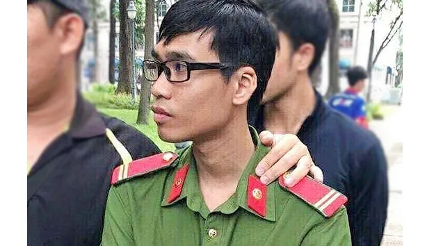 Bắt đối tượng giả danh công an trà trộn vào đám đông
