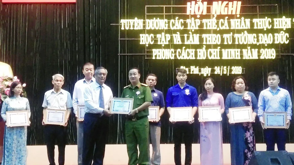 Quận Tân Phú tuyên dương gương làm theo Bác
