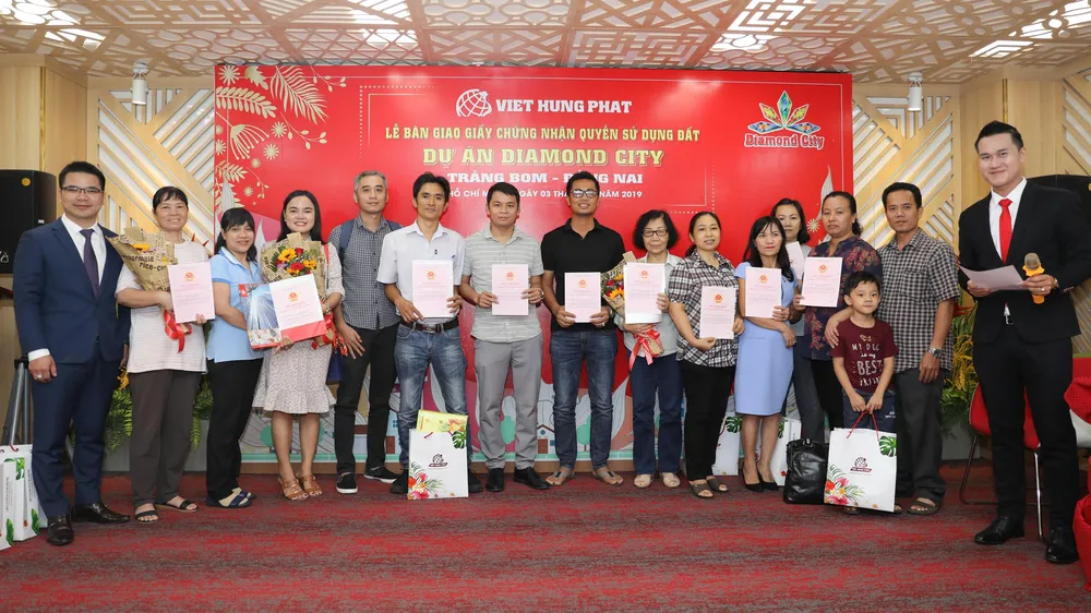 Việt Hưng Phát trao hàng trăm sổ hồng Dự án Diamond City