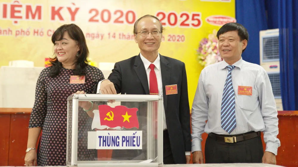 Các đại biểu bỏ phiếu bầu Ban Chấp hành Đảng bộ nhiệm kỳ 2020-2025 
