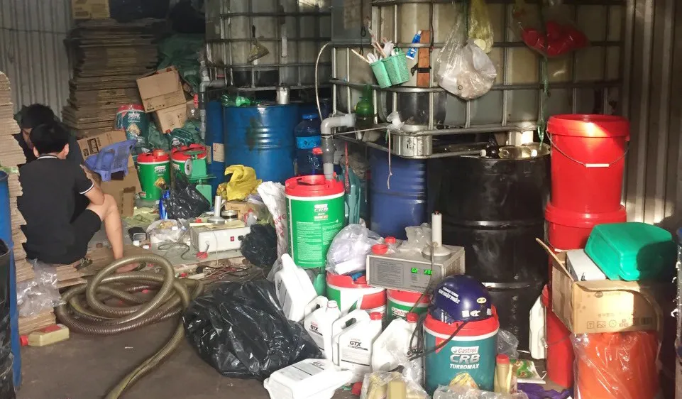 Bắt 3 đối tượng sản xuất, buôn bán nhớt giả