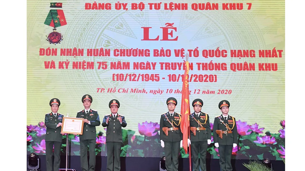 Quân khu 7 đón nhận Huân chương bảo vệ Tổ quốc hạng Nhất. Ảnh: VIỆT DŨNG