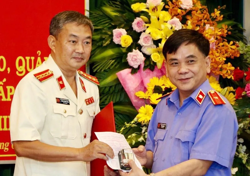 Viện trưởng Viện KSND TPHCM Đỗ Mạnh Bổng trao Quyết định bổ nhiệm ông Quách Thanh Giang (trái) giữ chức vụ Viện trưởng Viện KSND TP Thủ Đức