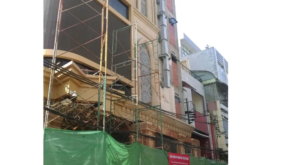 Quận 10 cưỡng chế tháo dỡ một công trình xây dựng sai phép